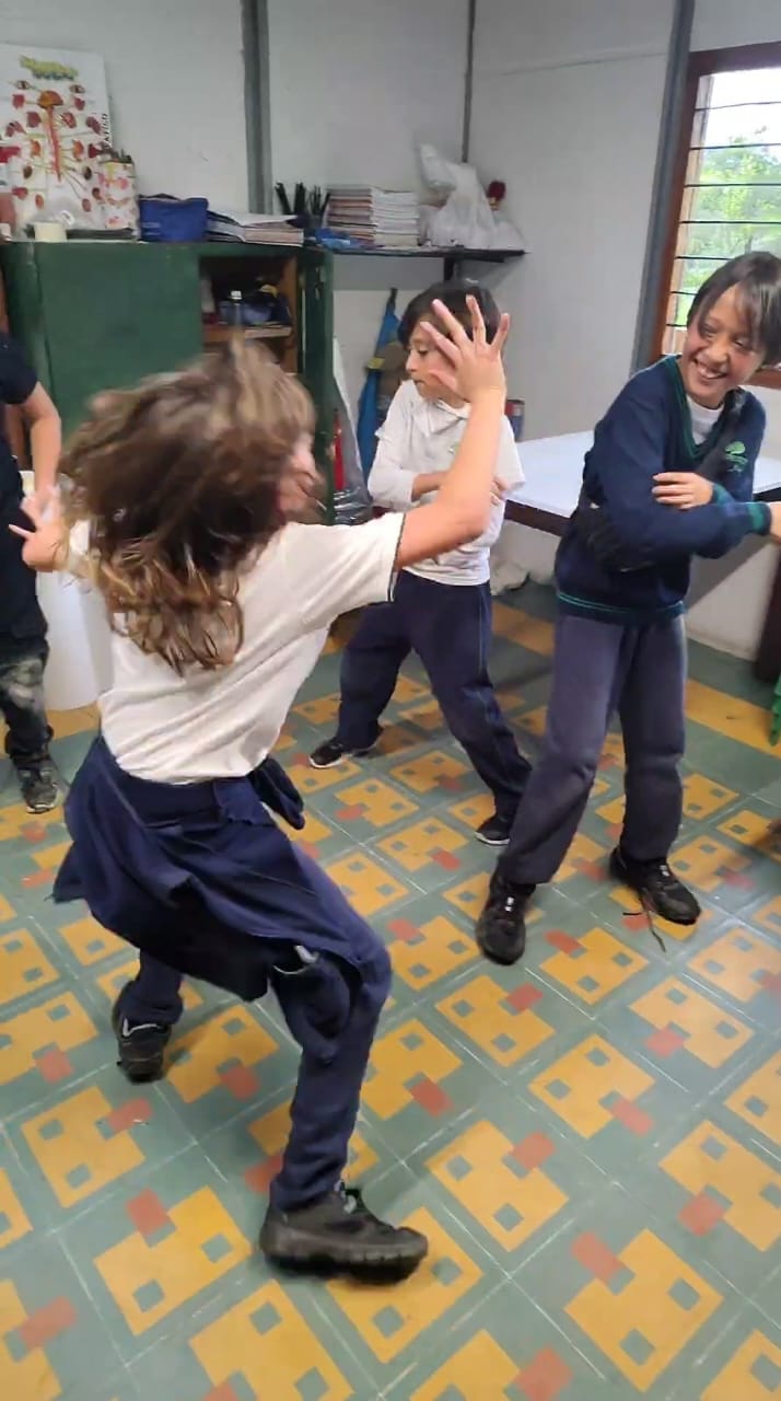 La danza como motor biológico de alegría en la infancia escolar: Cuando el corazón late al ritmo de face